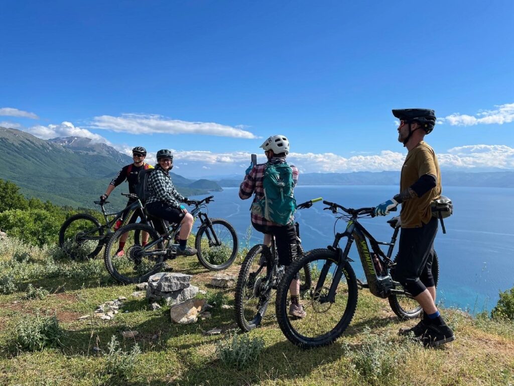 e-mountainbike i nordmakedonien med utsikter