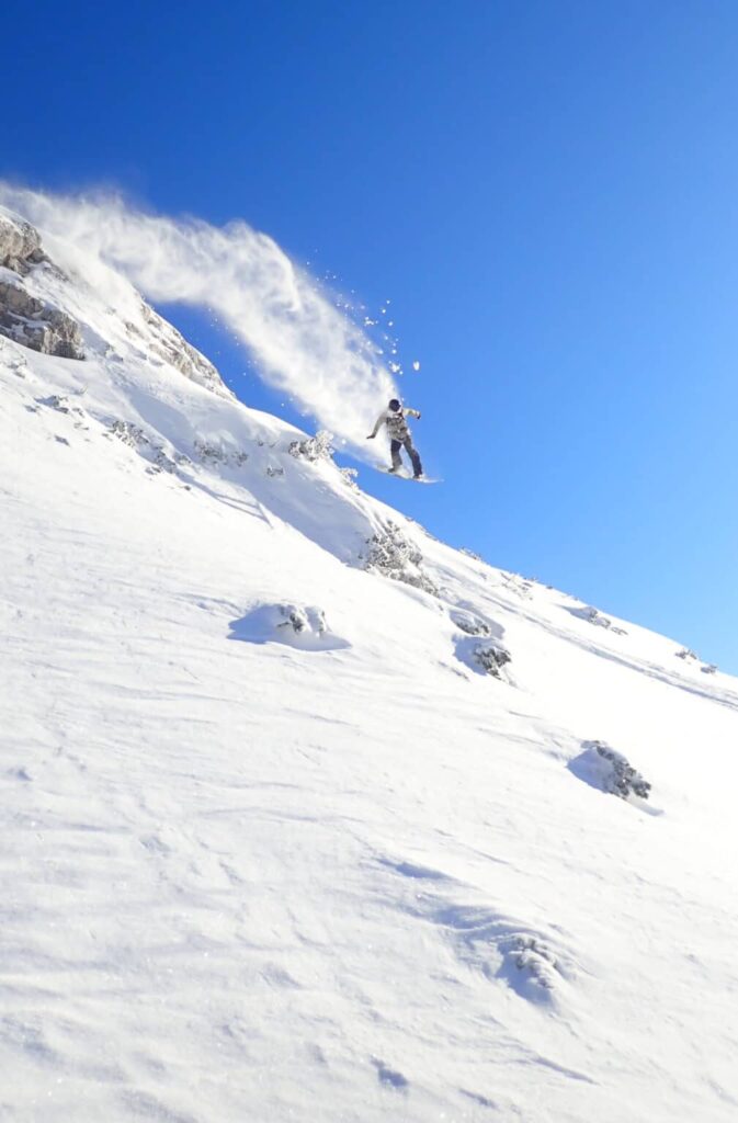 En freeride snowboardåkare i offpisten