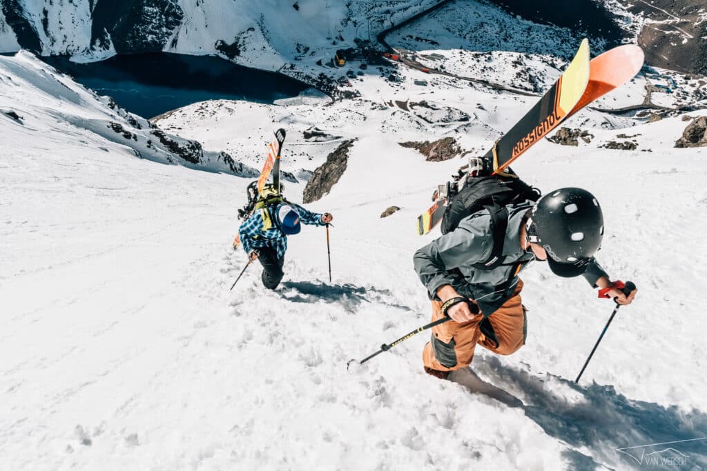 Skiløbere der går op ad bjerget