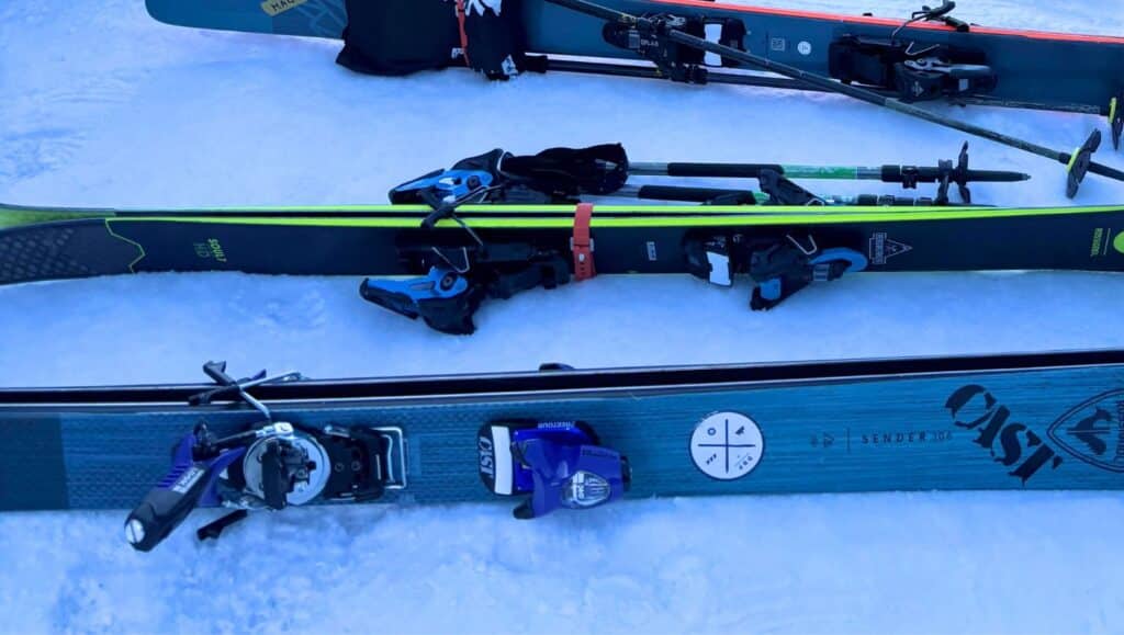 Forskellige offpiste-ski står samlet i sneen på en DBP Adventures-skirejse.